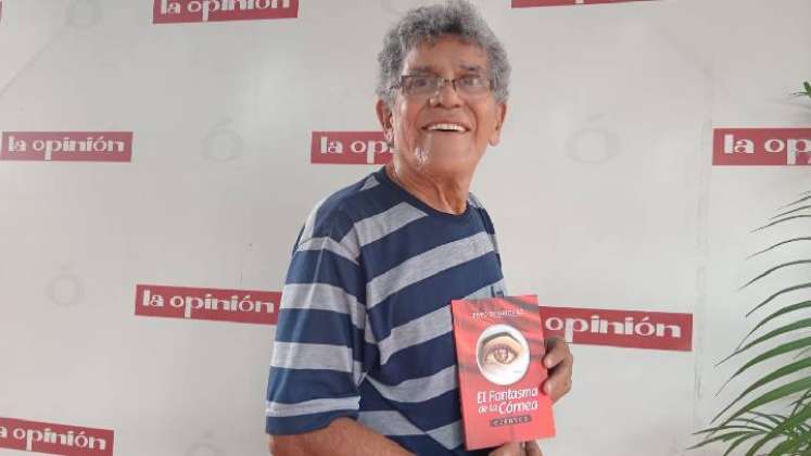 Beto Rodríguez con su libro 'El fantasma de la córnea'.