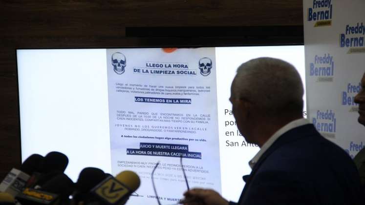 El gobernador Freddy Bernal mostró uno de los panfletos que han sido regados en Ureña. Foto cortesía Johnny Parra. 