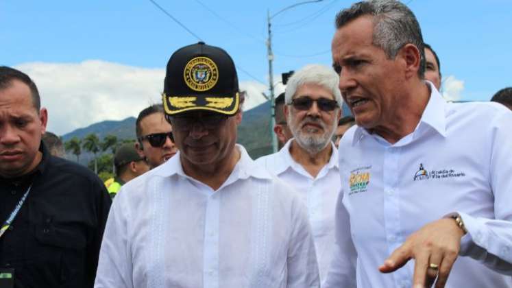El alcalde de Villa del Rosario, Carlos Socha, camina aquí con el presidente Gustavo Petro/Foto Archivo/La Opinión