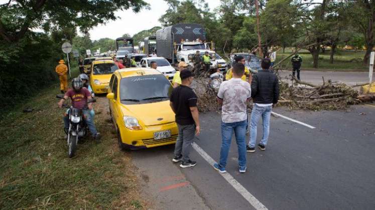 Los taxistas instalaron tres bloqueos en el anillo vial/Foto Juan Pablo Cohen/La Opinión 
