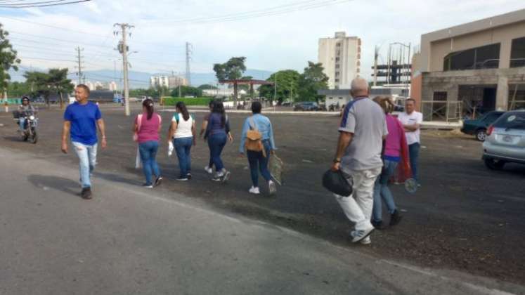 Migrantes provenientes de Ureña debieron hacer largas caminatas ante la ausencia de transporte/Foto Orlando Carvajal/La Opinión