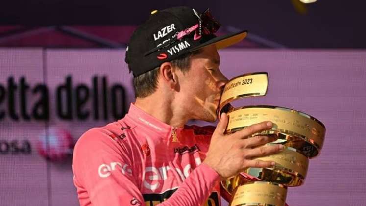 Primoz Roglic celebra con el trofeo del Giro de Italia (Foto: Alberto PIZZOLI / AFP)