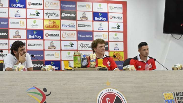 Rubén Alejandro Tanucci (centro) fue presentado este lunes como el nuevo DT del Cúcuta Deportivo.