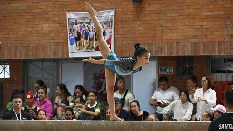 Las nuevas promesas de la gimnasia colombiana mostraron sus habilidades en los diferentes aparatos  