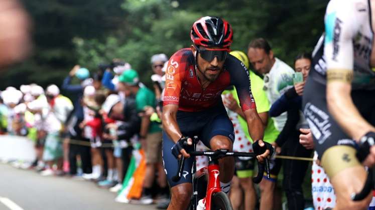 Daniel Martínez, ciclista colombiano no pudo seguir en carrera en el Tour 2023.