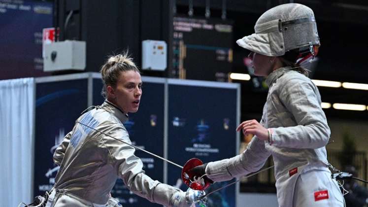 La esgrimista ucraniana Olga Kharlan (izquierda) derrotó a la rusa Anna Smirnova. 