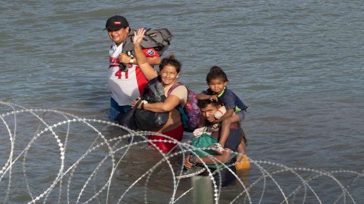 Migrantes en el Río Bravo, entre México y Estados Unidos