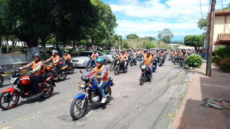 Mototaxistas de Ureña exigen libre paso hacia el Puente Francisco de Paula Santander. Fotos cortesía / La Opinión 