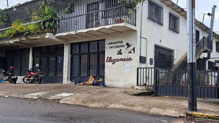 Adultos mayores duermen en una esquina de la Avenida Lucio Oquendo. Foto Anggy Polanco / La Opinión 