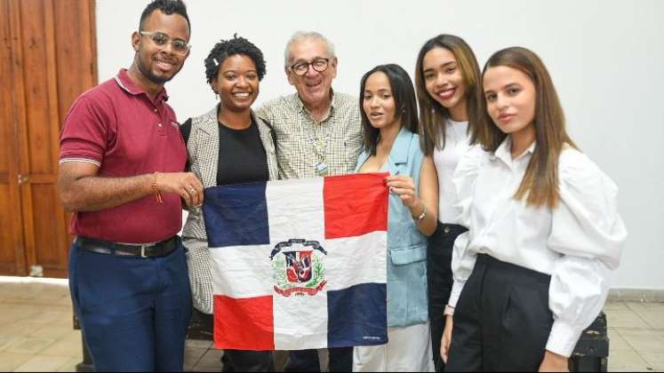 El alcalde Jairo Yáñez acompañado aquí de jóvenes de Venezuela, Perú y República Dominicana/Foto Cortesía