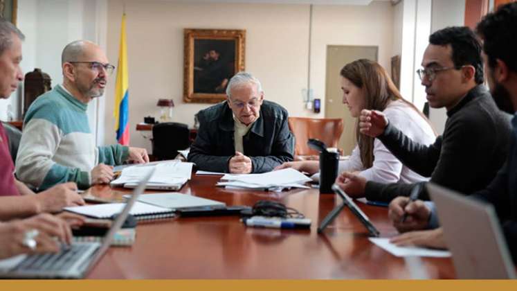 El ministro de Hacienda, Ricardo Bonilla, y su equipo técnico, ultiman detalles del proyecto del Presupuesto General de la Nación 2024. / Foto Cortesía