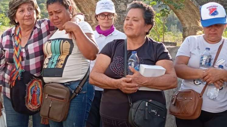 Familiares de desaparecidos que ayer acudieron a Juan frío/Foto Orlando Carvajal/La Opinión