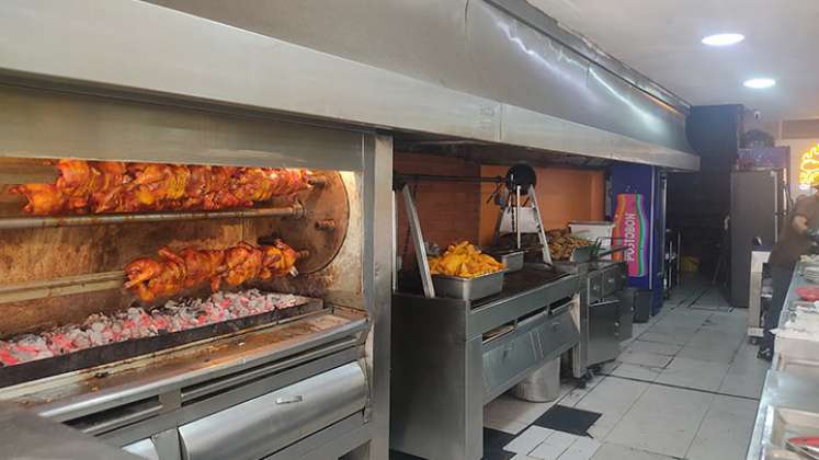 En Cúcuta, un pollo asado puede costar entre $33.000, el más bajo, y $41.900, dependiendo del restaurante. / Foto: Leonardo Favio Oliveros-La Opinión