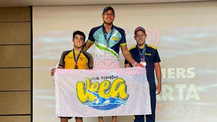 David Carrillo (centro)  obtuvo la medalla de oro en los 10K. Fredy Arévalo (a la izquierda) la de plata.