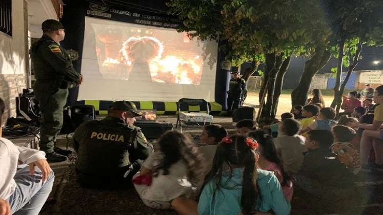 La Policía nacional y la gestora social lleva cine a los parques de Ocaña para restituir el tejido social.  
