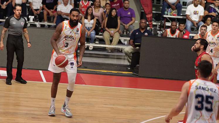 Josimar Ayarza, basquetbolista panameño. 