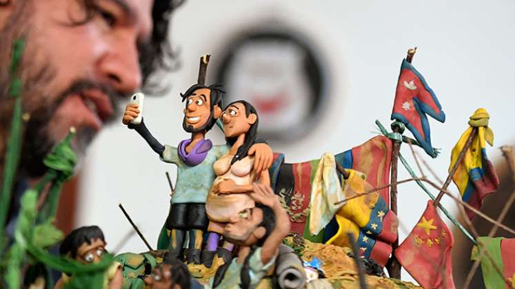 Caminantes de plastilina: artista colombiano moldea el dolor de la migración en América