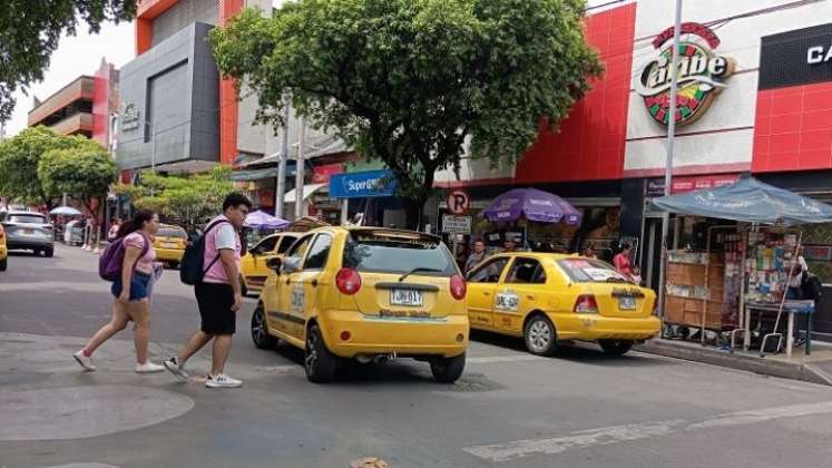 Paradero de taxi en la avenida 4 frente al Palacio Nacional/Foto Orlando Carvajal/La Opinión