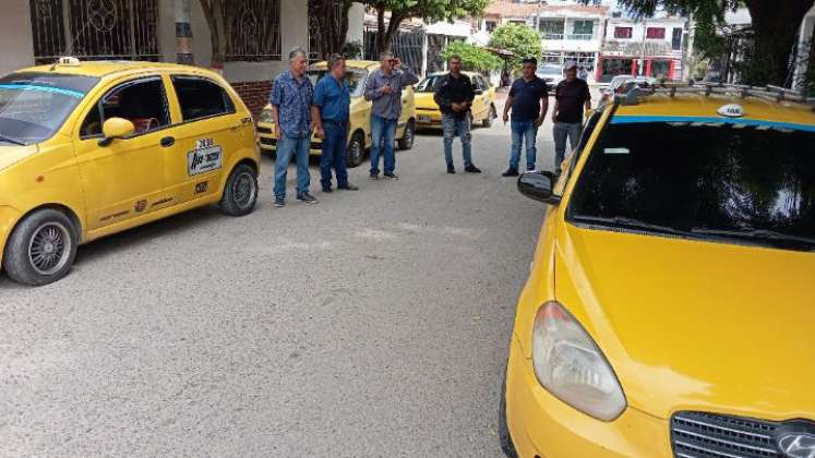 Paradero de Taxi colectivos en La Libertad/Foto Orlando Carvajal/La Opinión