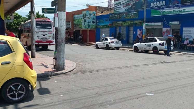 Una balacera en la esquina de la calle 1 con avenida 7, frente a la Terminal, dejó a tres personas heridas./ Foto La Opinión 