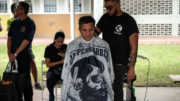 Barberos se ubicaron en un pasillo de la Universidad Central de Venezuela (UCV), en Caracas, para hacer los cortes de forma gratuita.