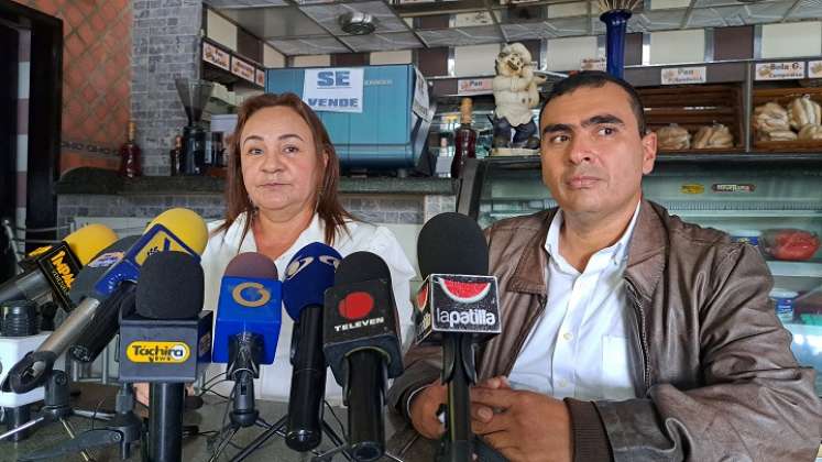 El alcalde del municipio Andrés Eloy Blanco y la diputada Francis Sánchez denunciaron las irregularidades. Foto Anggy Polanco / La Opinión 