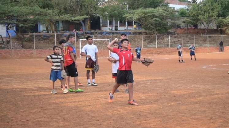 Niños y jóvenes practican béisbol en Cúcuta