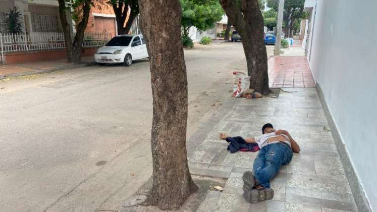 Habitante de la calle durmiendo en un andén de Barrio Blanco/La Opinión