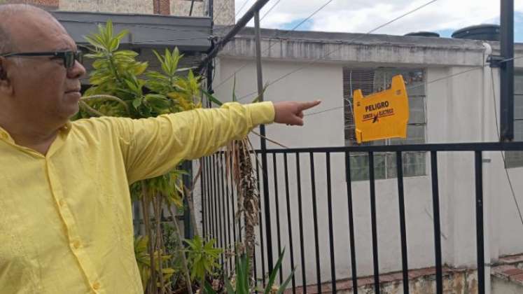 Hernando Angarita, vecino de Barrio Blanco, muestra la cerca eléctrica que instaló en su casa/Foto Orlando Carvajal/La Opinión