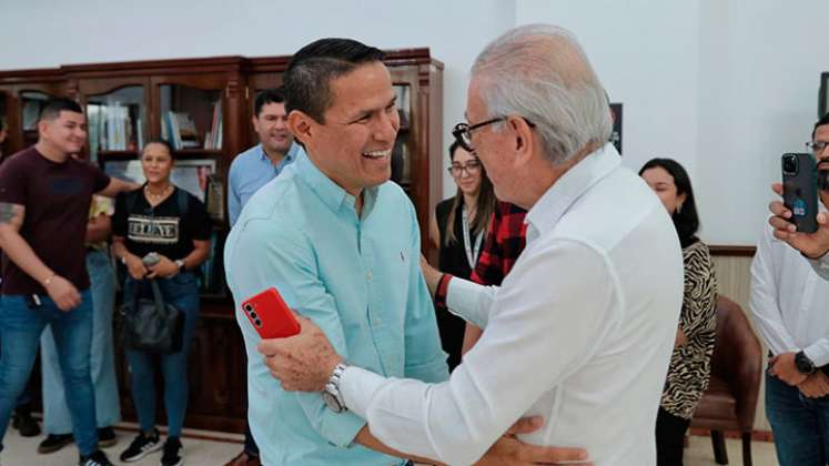 El alcalde Jairo Yáñez (derecha) y electo Jorge Acevedo (izquierda). Este funcionario les cuesta a los cucuteños, al año, $218.578.104./ Foto Archivo