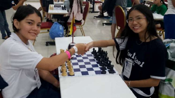 La ajedrecista cucuteña Ghisell Gabriela Morales (a la izquierda), gran figura destacada del ajedrez rojinegro.    