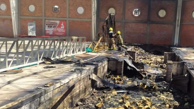 La chispa de soldadura que cayó del techo originó el incendio que consumió en llamas las espumas del foso de entrenamiento.