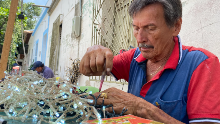 Óscar Contreras es un hombre que revive las luces navideñas.