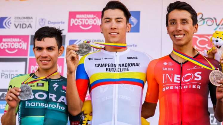 El paisa Alejandro Osorio, luce la medalla de oro y la camiseta de campeón nacional y lo acompañan; Sergio Higuita, subcampeón y Egan Bernal, tercero. (Foto cortesía FCC).