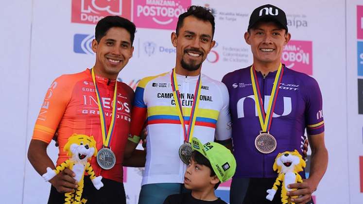 Daniel Felipe Martínez del equipo Bora-Hans-Grohe (al centro) por cuarta ocasión  obtiene la medalla de oro en la CIR de los Nacionales de ciclismo.