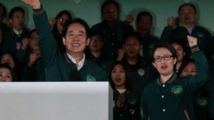 El presidente electo de Taiwán, Lai Ching-te, saluda junto a su compañera de fórmula.