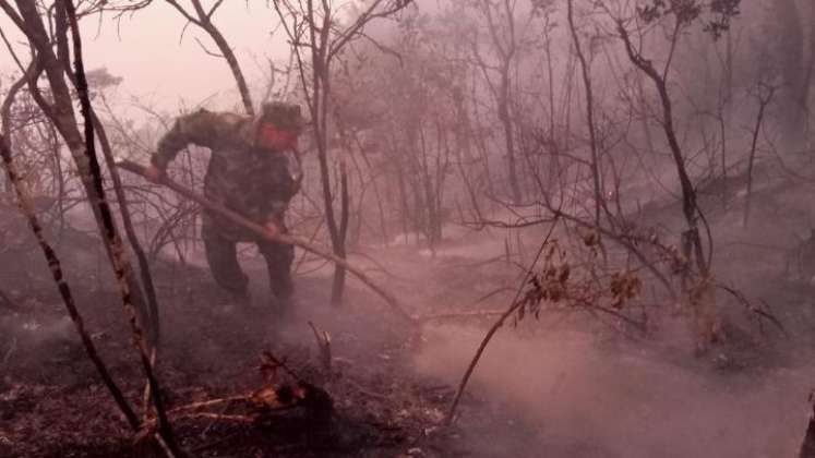 El Ejércitos y los organismos de socorro continúan controlando los incendios en diferentes zonas de Colombia.