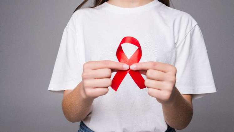 El lazo rojo simboliza el apoyo para las personas VIH positivas y con aquellos que conviven con el SIDA./