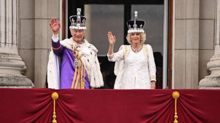Reino Unido-El rey Carlos III con la corona del estado imperial y la reina Camilla saludan desde el balcón del Palacio de Buckingham, el 6 de mayo.