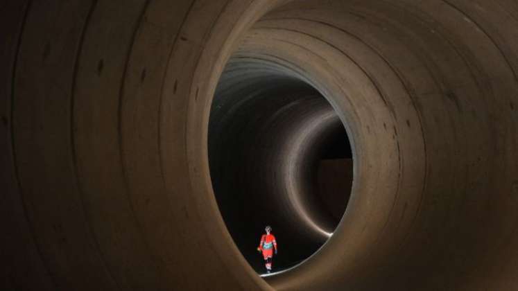 Reino Unido-Un ingeniero civil camina por la 'superalcantarilla' de Londres el 14 de junio