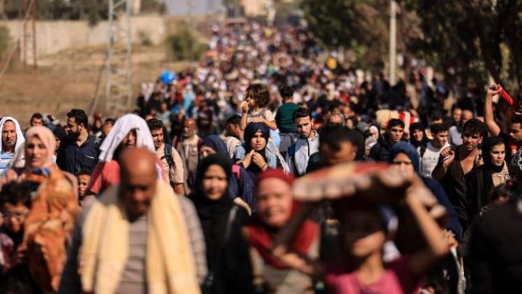 Territorios palestinos-Familias palestinas huyen de Gaza por una carretera el 10 de noviembre, en medio de la guerra entre Israel y Hamas. Miles de palestinos han estado huyendo de los intensos ataques de los militantes.