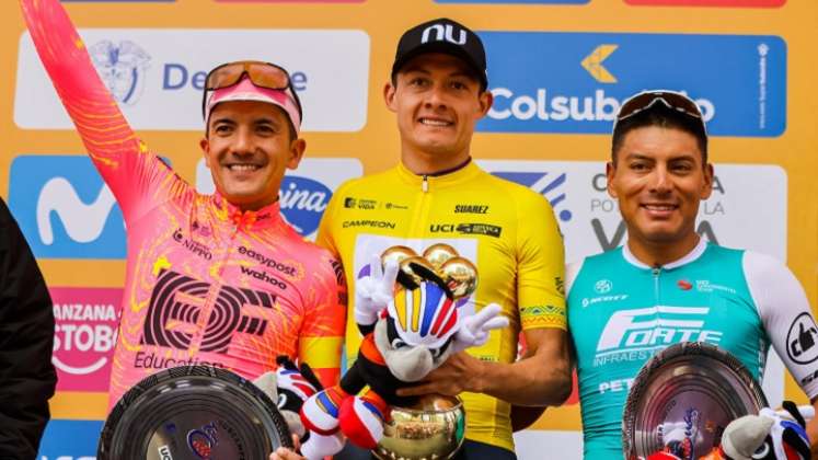 Rodrigo Contreras (centro) campeón del Tour Colombia 2024.