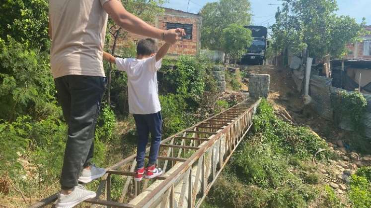 Algunos niños utilizan este 'puente' para ir a una escuela cercana.