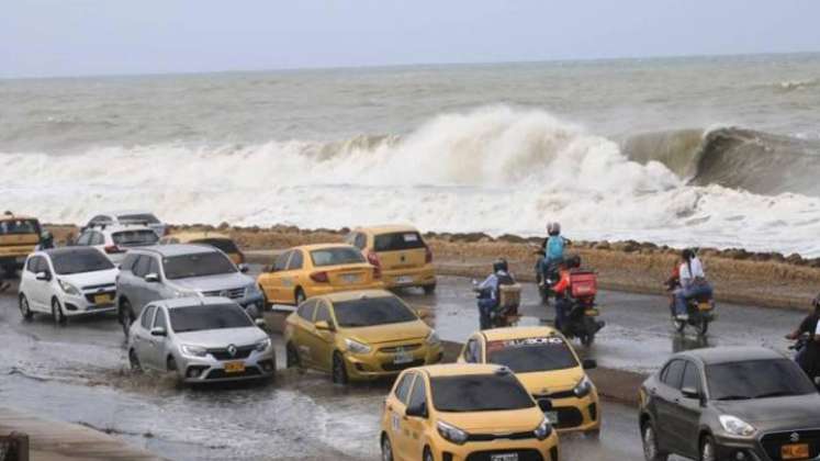 Olas gigantes e inundaciones: el fenómeno que tiene cerradas las playas del caribe colombiano