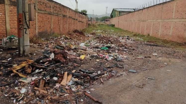 Hay calles en el barrio Panamericano convertidas en basureros por el abandono/Foto Orlando Carvajal/La Opinión