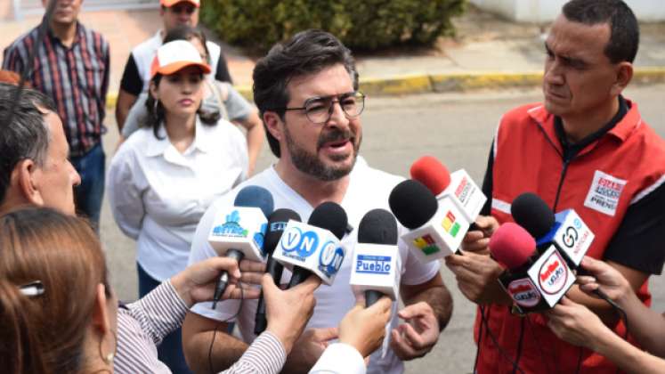 A las afueras del Consulado de Venezuela en Cúcuta, Daniel Ceballos pidió garantías para que los venezolanos en este país puedan votar en las elecciones presidenciales. / Foto cortesía