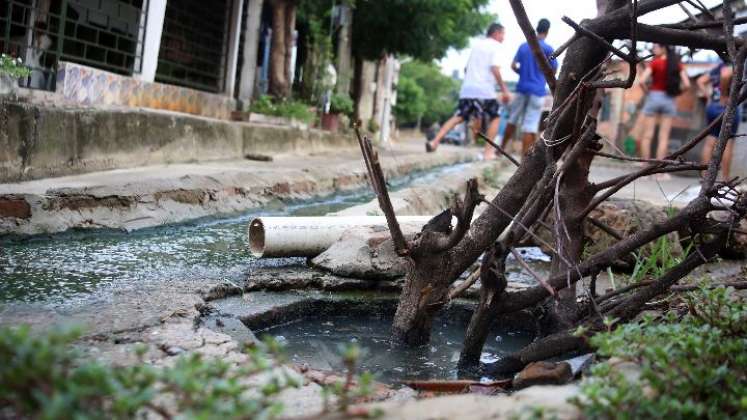 La comunidad improvisó un canal de aguas negras que atraviesa el barrio./ Foto: Carlos Ramirez.,