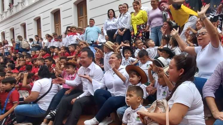 El gobernador William Villamizar y la gestora social, Cecilia Soler, lanzaron el programa ruta 25 por la niñez de Norte de Santander.