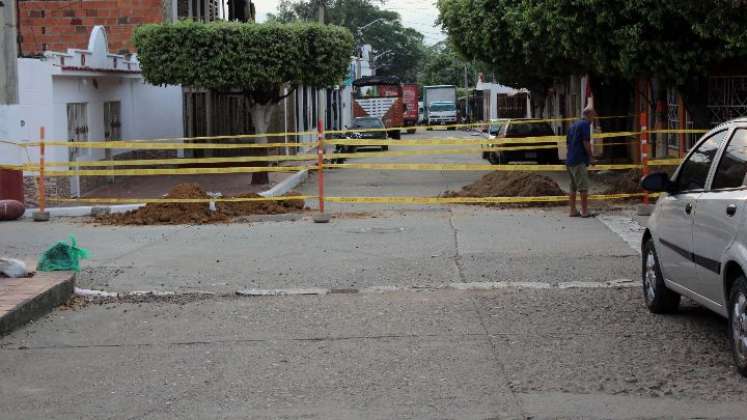 Las excavaciones se realizan en las esquinas de las calles del barrio./ Foto: Carlos Ramirez.