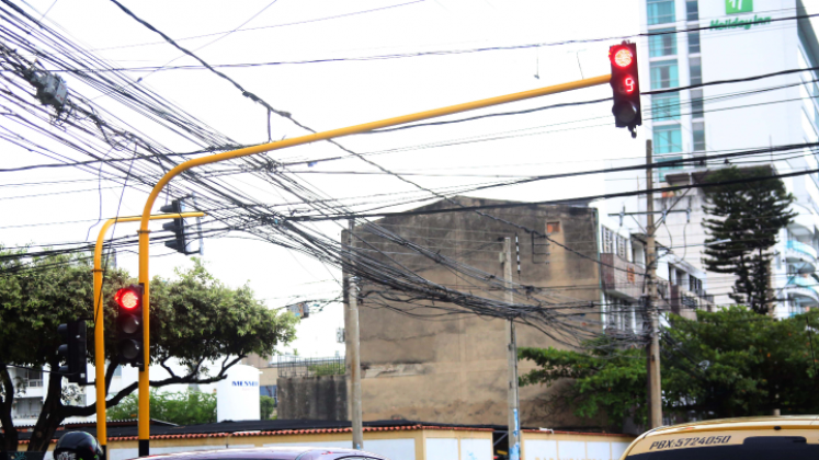 La maraña de cableados que adornan las calles de Los Caobos es preocupante